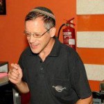 מולי יערי מפיק שירה חדשה
