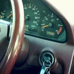 לוקחת את האוטו לטסט