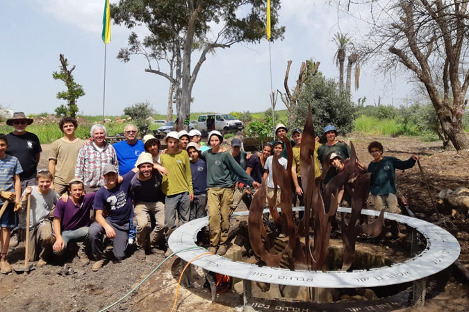 תלמידי-רגבים-בגולן-אחרי-שיפוץ-אנדרטת-בית-ה-מכס-צילום-אביעד-אורבך,-רגבים-בגולן_web