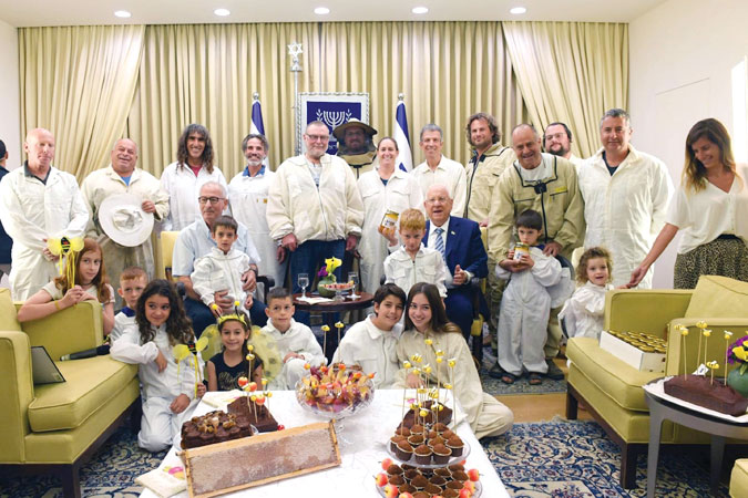 נציגי-מועצת-הדבש-והדבוראים-עם-נשיא-המדינה-בבית-הנשיא--צילום-מארק-ניימן-לעמ_web