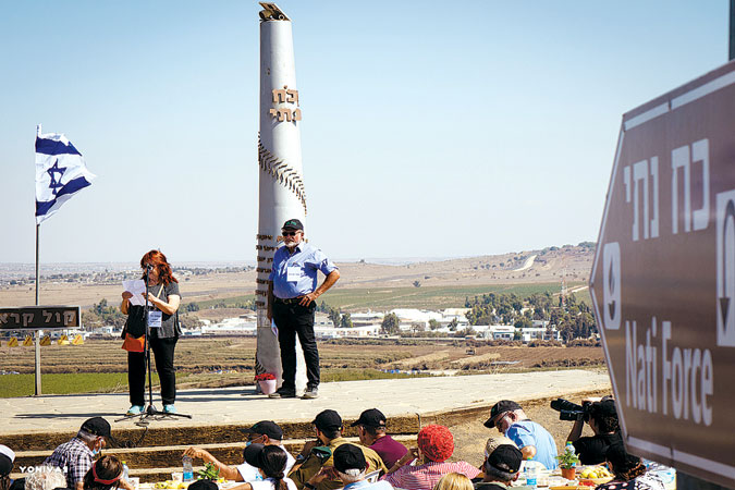 אסתר נוי מספרת על אחיה אילון פרינלנדר ז"ל. צילום: יוני וסילבסקי