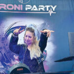 מדביקה באנרגיות של שמחה